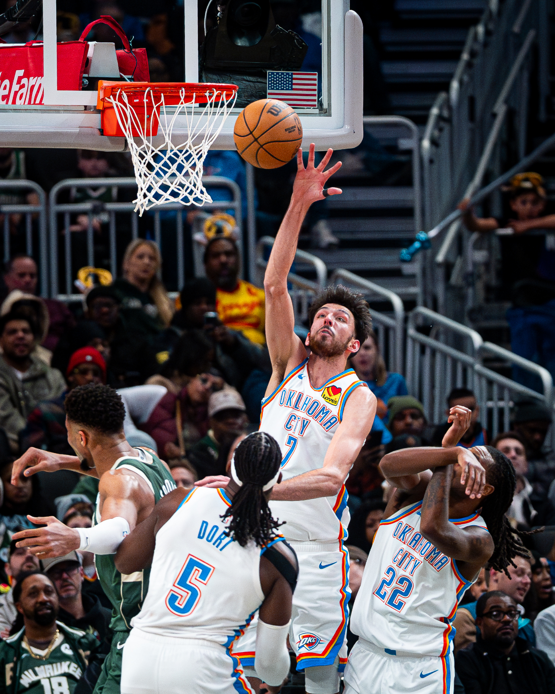 九游网页版-亚历山大40分7篮板11助攻雷霆擒雄鹿2连胜，字母哥19分14板7助